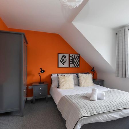 Modern Four Bedroom Four Bathroom Home Cheltenham Exterior foto