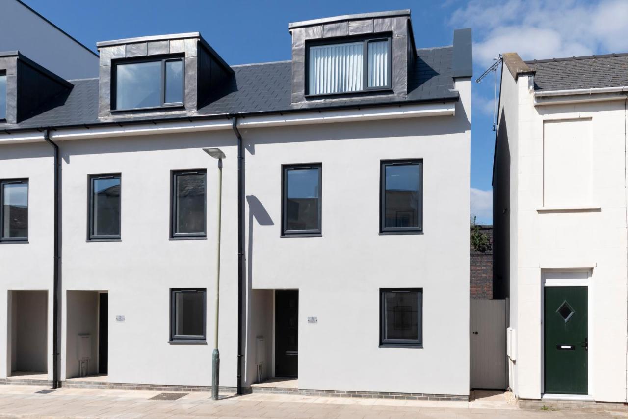 Modern Four Bedroom Four Bathroom Home Cheltenham Exterior foto