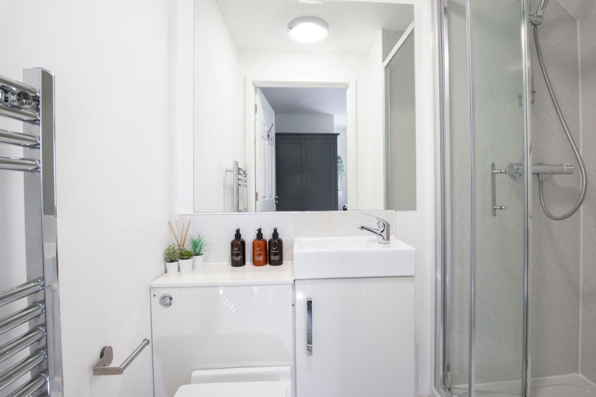Modern Four Bedroom Four Bathroom Home Cheltenham Exterior foto